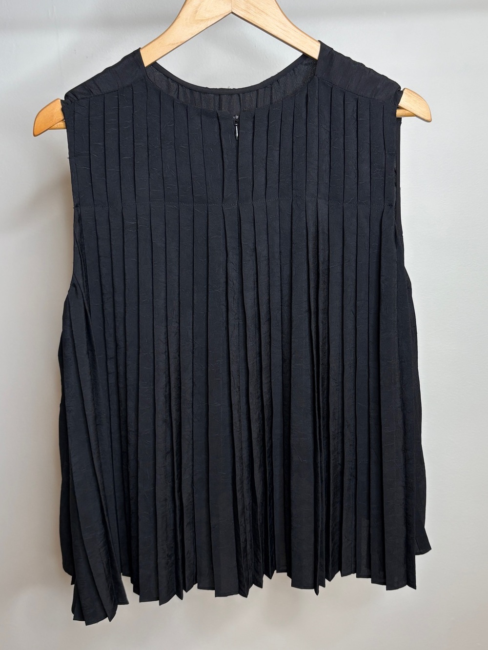 VINCE Pleated Shell Top - Picture 5 of 6